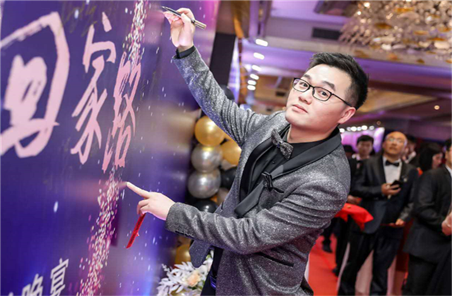 【高光“疫”事】勇敢逆行的特殊“网约车”——304am永利90后，用信念打通生命运输线